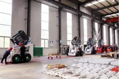 ホイールトラック式スキッドステアローダー