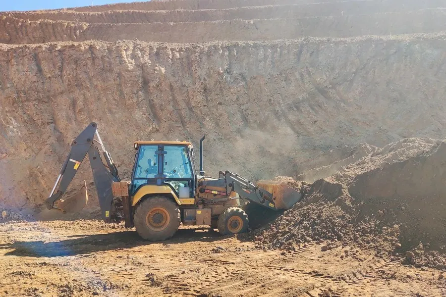 テヴィスのバックホーローダーはオランダの農場の効率的な運営に貢献しています